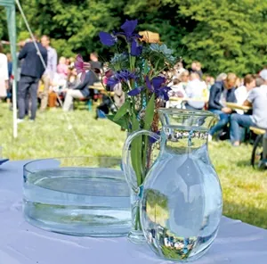 ein gläsernes Taufbecken